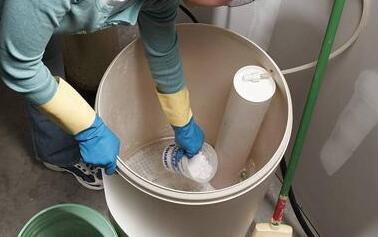 軟水機里的軟水鹽需要多久時(shí)間換一次？